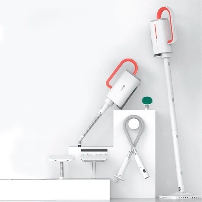Aspirador vertical com acessórios em branco e vermelho em fundo branco