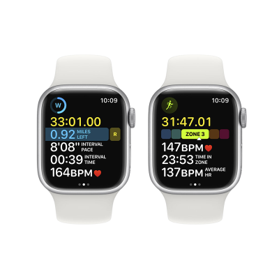 Dois relógios inteligentes com braceletes brancas a mostrar dados de treino