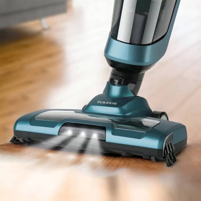 aspirador de pó azul metálico Taurus com luzes LED a limpar chão de madeira