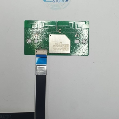 Circuito impresso verde com componente metálico e fita flexível