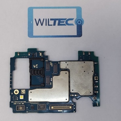 Placa eletrónica azul com componentes metálicos e etiqueta WILTEC