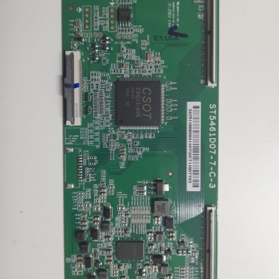 Placa de circuito impresso verde com chip CSOT e etiqueta ST5461D07-7-C-3