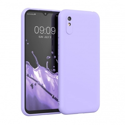 Smartphone com capa protetora lilás e ecrã com fundo roxo a mostrar hora e data