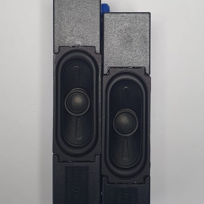 Dois altifalantes pretos retangulares com fios e conectores em fundo branco com logo WILTEC STORE