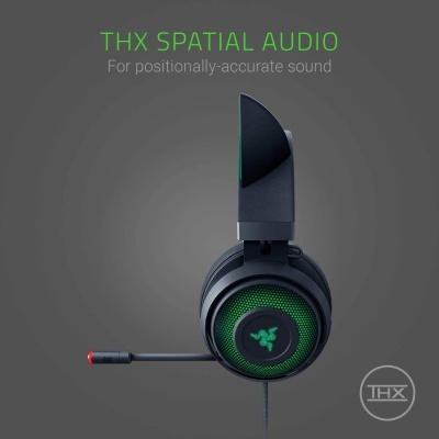 Auricular gaming preto com detalhes verdes e microfone com luz vermelha