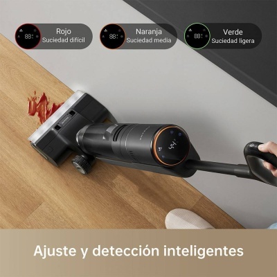 Aspirador a limpar líquido vermelho numa mesa de madeira