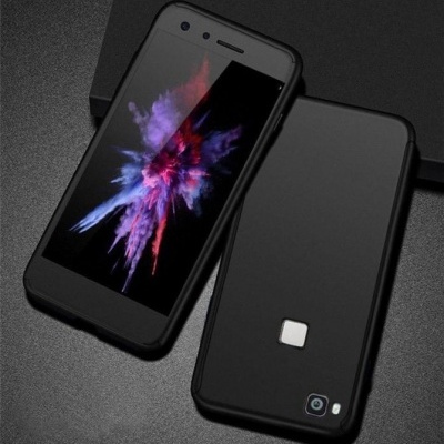 Telemóvel com capa protetora preta fosca mostrando ecrã colorido abstrato e traseira com câmara.