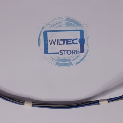 Cabo elétrico preto com conectores em um fundo branco com selo WILTEC STORE