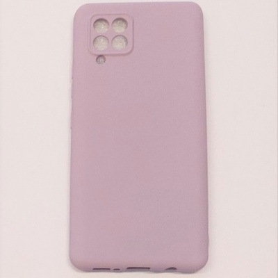 Capa de telemóvel roxa com recortes para câmaras e flash sobre fundo branco