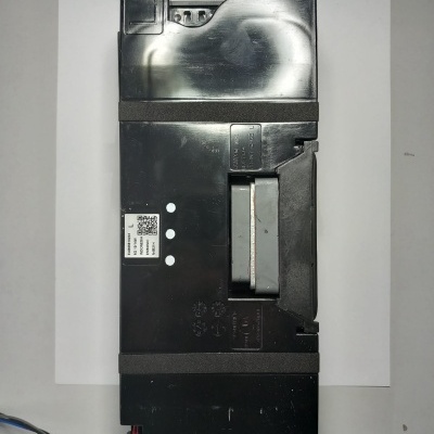 Módulo eletrônico preto com etiqueta e fios sobre superfície branca