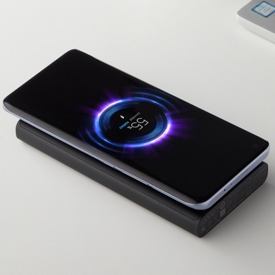 Smartphone a carregar sem fios num carregador portátil