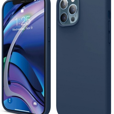 Telemóvel com capa azul escura mostrando horas e data no ecrã