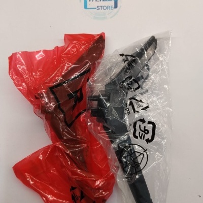 Peças plásticas em sacos vermelho e transparente com símbolos de reciclagem