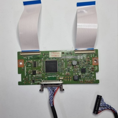 Placa eletrónica verde com cabos planos brancos e cabos trançados em fundo branco