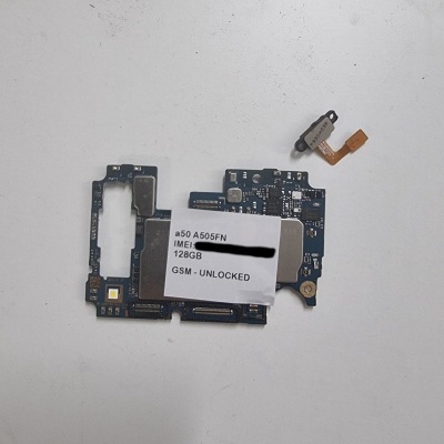 Placa-mãe de telemóvel com etiqueta e componente solto