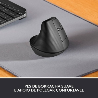 Rato ergonómico preto numa secretária com teclado e tapete cinza