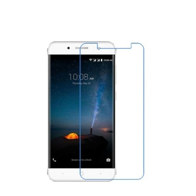 Telemóvel branco com capa protetora de vidro transparente sobre o ecrã