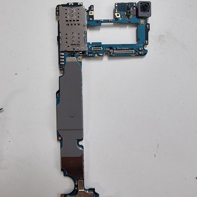 Placa mãe azul para telemóvel com câmara embutida sobre superfície branca