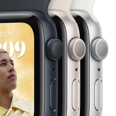 Três relógios inteligentes Apple Watch Series 7 em preto, dourado e prateado com botões laterais e parte da tela ativa.