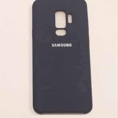 Capa para smartphone preta Samsung com recortes para câmera