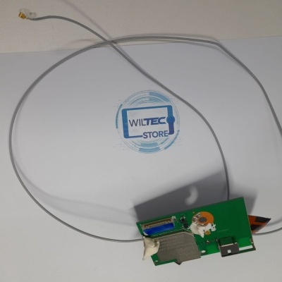 Placa eletrónica verde com cabo cinzento e logo WILTEC STORE no fundo