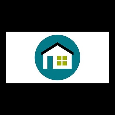 Logótipo de casa branca com telhado preto e janelas verdes em fundo azul