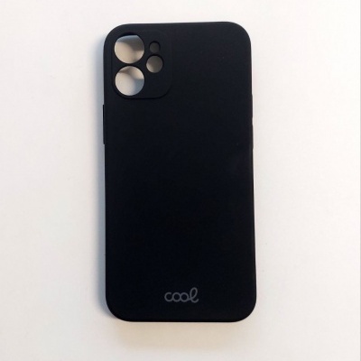 Capa de smartphone preta fosca com recortes para câmara e texto 'cool'