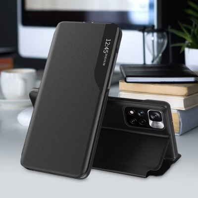 Capa preta de telemóvel em pele sintética com janela para ecrã, em ambiente de escritório