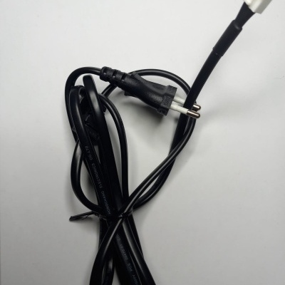 Cabo elétrico preto com plugue e conector branco sobre fundo branco.