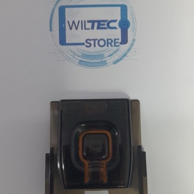 Suporte cinza escuro translúcido para telemóvel sobre papel com logo WILTEC STORE