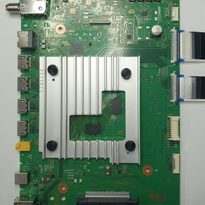 Placa eletrónica verde com dissipador de alumínio e múltiplos conectores