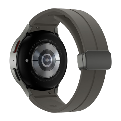 Relógio inteligente cinza com parte traseira preta e inscrições