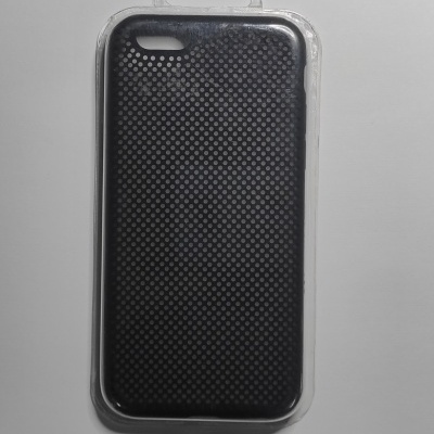 Capa protetora preta com padrão de pontos em relevo, embalada em plástico transparente