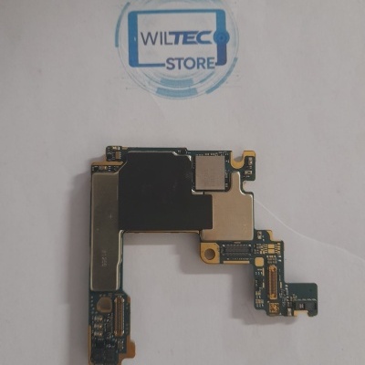 Placa eletrónica com componentes metálicos e logótipo WILTEC STORE no fundo.