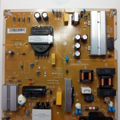 Placa eletrónica amarela com componentes variados e etiquetas, em fundo branco com logótipo WILTEC STORE