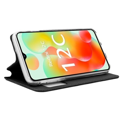 Smartphone Redmi 12C com capa preta de suporte em posição inclinada