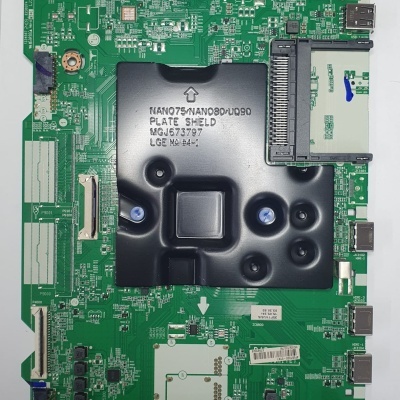 Placa eletrónica verde com escudo metálico preto e várias portas e conetores