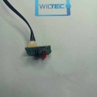 Placa eletrónica verde com botão e LED vermelho