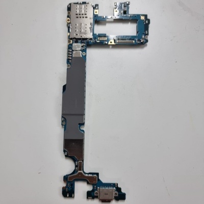 Placa eletrónica azul com componentes e conectores sobre fundo branco