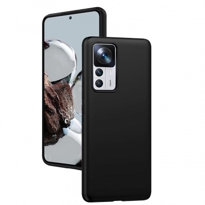 Smartphone preto com capa protetora e câmera grande na traseira