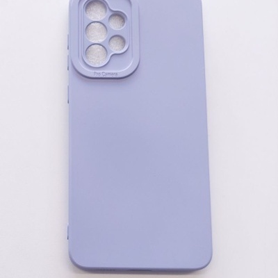 Capa lilás de telemóvel com recorte para câmara e texto 'Pro Cameras'