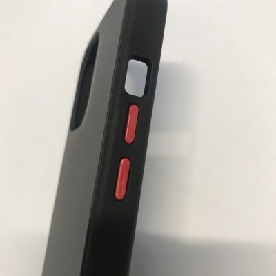 Capa para smartphone preta com botões vermelhos