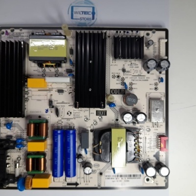 Placa eletrónica com componentes e dissipadores de calor em fundo branco