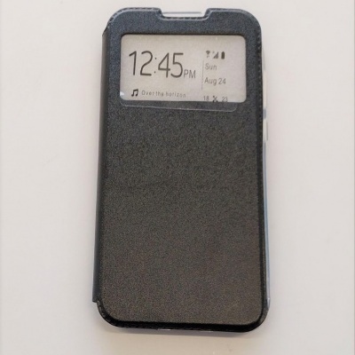 Capa preta para smartphone com janela transparente mostrando hora e data.