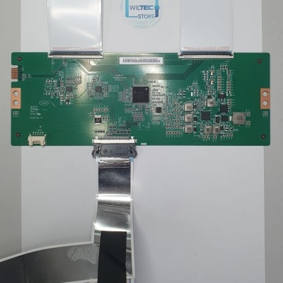 Placa de circuito verde com componentes eletrónicos integrada e fitas flexíveis sobre fundo branco