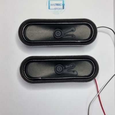 Par de altifalantes retangulares pretos com cone cinzento e fios vermelhos e brancos