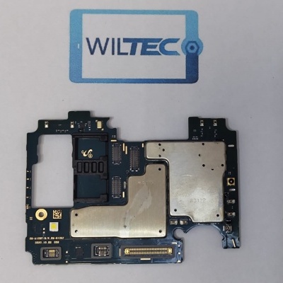 Placa eletrónica preta com componentes metálicos sobre superfície branca com logótipo WILTEC azul