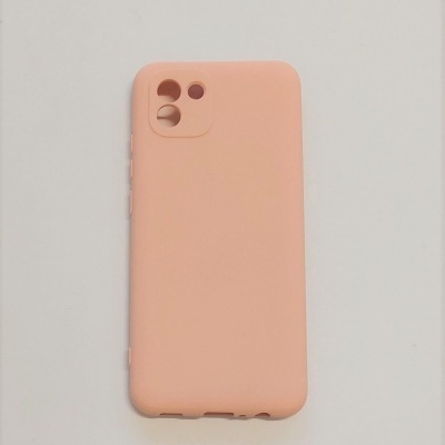 Capa de telemóvel rosa em silicone colocada sobre superfície branca