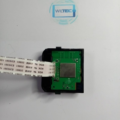 Placa eletrónica com fita branca e logótipo WILTEC em fundo branco