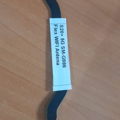 Cabo flexível preto com etiqueta branca para antena WiFi sobre madeira clara